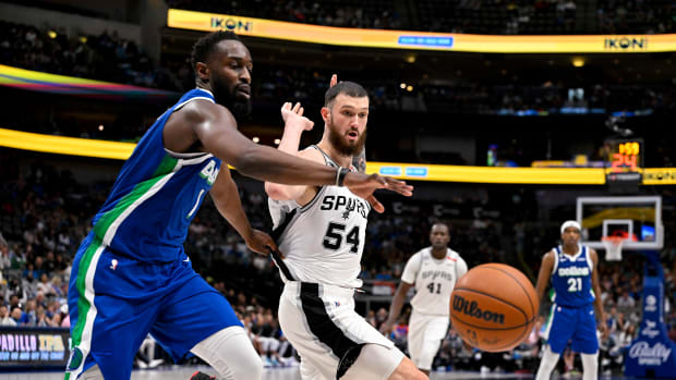 Sandro Mamukelashvili Theo Pinson Mavericks